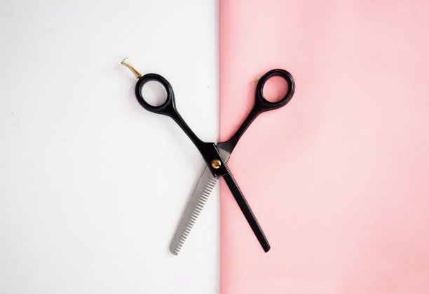 白色的桌子上放着一把理发剪刀和工作工具图片下载