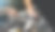 在机械修理厂修理汽车发动机的汽车修理工。维修服务。真实特写镜头图片下载