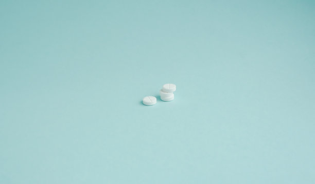 蓝色背景上的白色药丸是为了健康图片下载