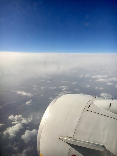 在云层之上图片下载