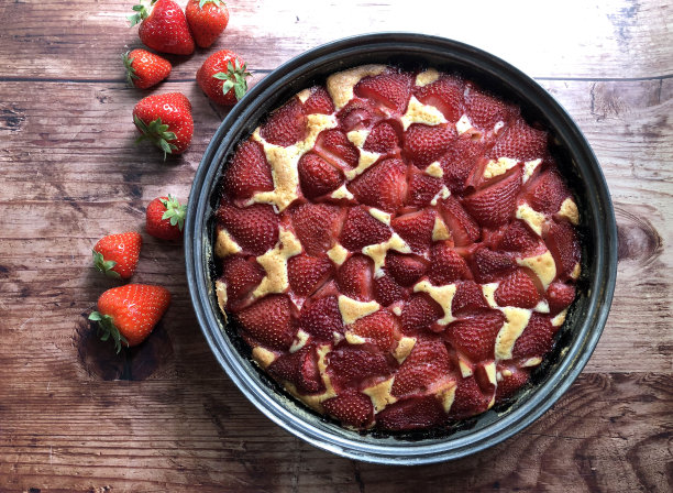 香甜多汁的草莓蛋糕。面包店的概念。图片下载