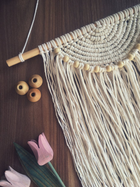 手工木墙挂家居装饰照片与鲜花。图片下载