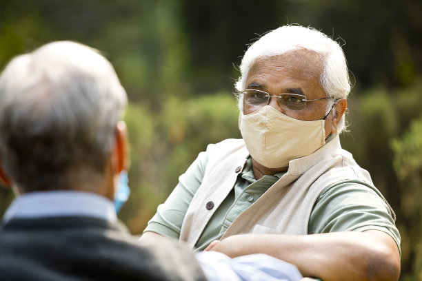 两名年长男子戴着防护口罩图片下载