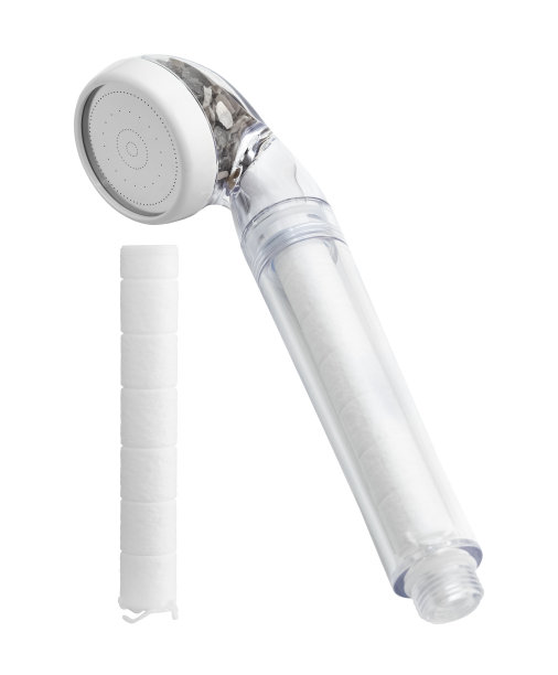 白色背景的淋浴喷头和新墨盒。环保淋浴喷头采用天然石材，打火石水处理图片下载