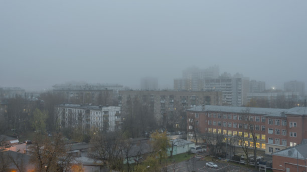 城市景观在阴霾的早晨雾。图片下载