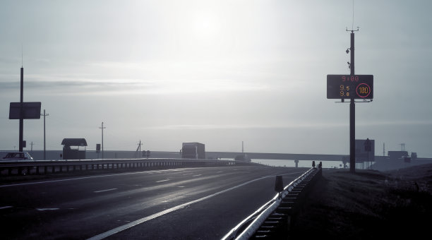 清晨的高速轨道图片下载