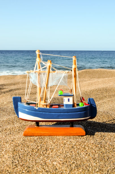 沙滩上的玩具船图片下载