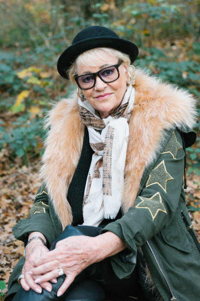 肖像:优雅的老妇人和她的哈巴狗在森林里图片下载