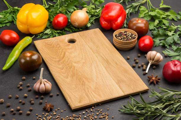 五颜六色的蔬菜和绿色蔬菜。大蒜，迷迭香，辣椒。图片下载