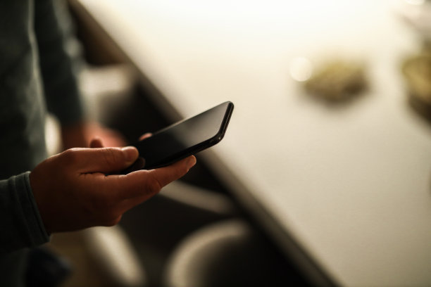 商人手持手机图片下载