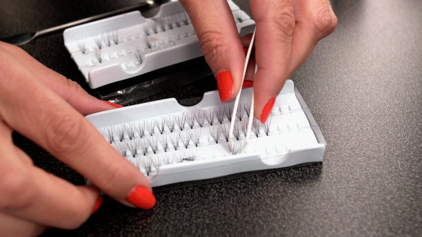 化妆师把假睫毛从盒子里拿出来图片下载