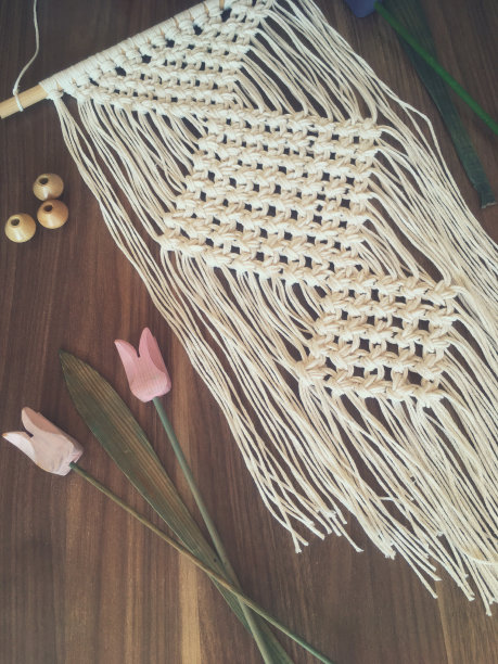 手工木墙挂家居装饰照片与鲜花。图片下载