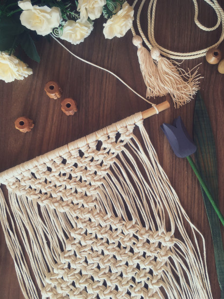 手工木墙挂家居装饰照片与鲜花。图片下载