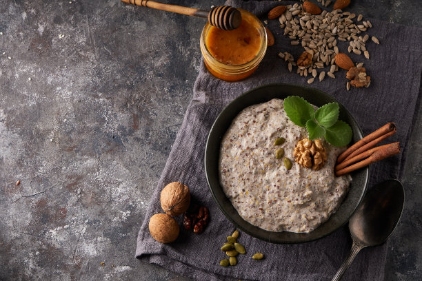 健康早餐，种子和坚果混合蜂蜜和薄荷图片下载