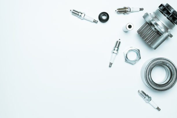 备件。白色背景上的汽车机械备件或汽车零件。一套新的金属汽车零件。平铺，俯视图，拷贝空间。图片下载