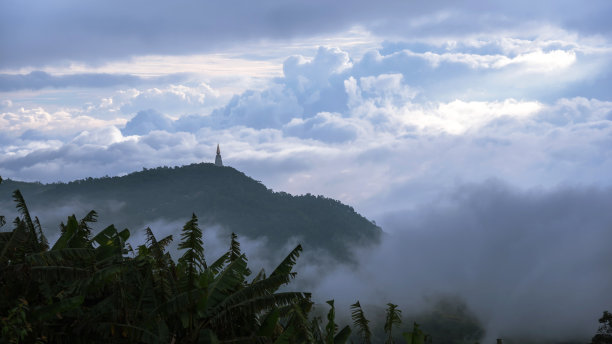 山上有雾的自然背景。在雨天的乡村图片下载