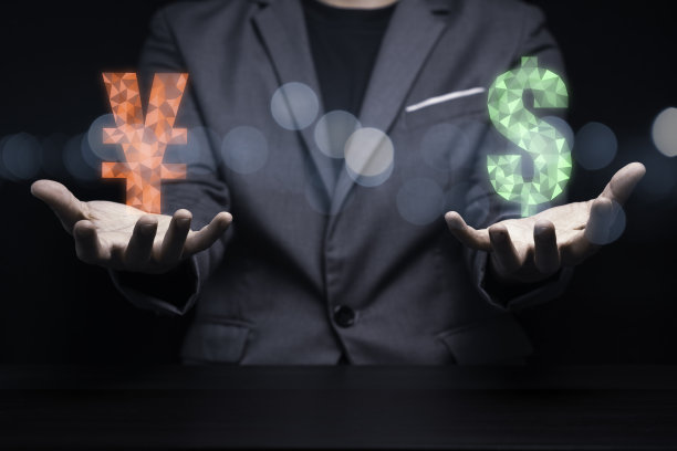 商人持有美元符号和人民币符号的兑换货币概念。美元和人民币是世界上主要的货币交换。图片下载