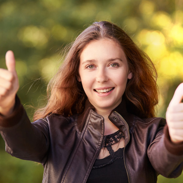 女孩的手势可以在户外。广场图片下载