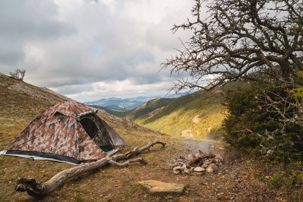 徒步旅行时山上篝火旁的帐篷图片下载