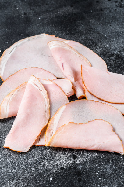 五香熏猪肉片。有机肉。黑色背景。俯视图图片下载