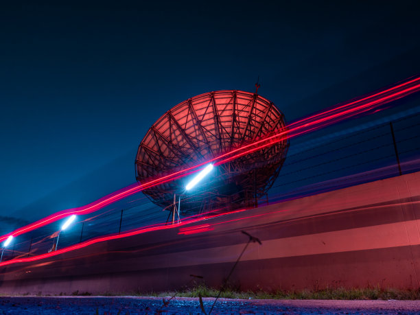 卫星碟片放在有铁丝网的禁区里。也有车灯经过的痕迹。图片下载