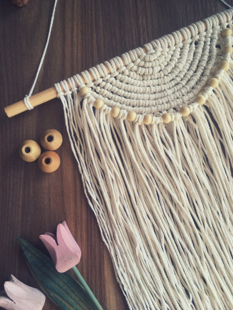 手工木墙挂家居装饰照片与鲜花。图片下载