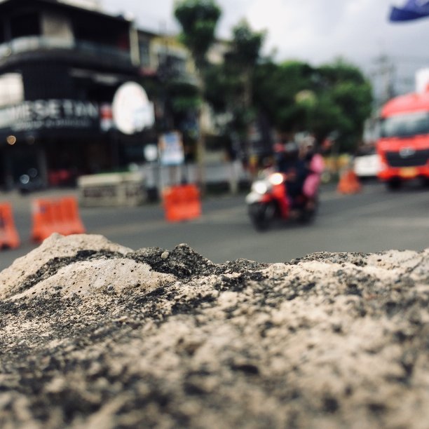 专注于岩石，模糊道路和建筑物图片下载