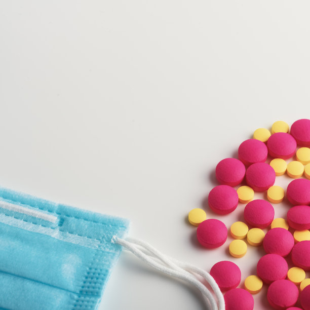 药片、抗生素、维生素和保护性医用口罩。图片下载