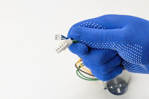 技术工人手中拿着无线电变压器，隔离在白色背景上。电器元件行业概念。影棚拍摄图片下载