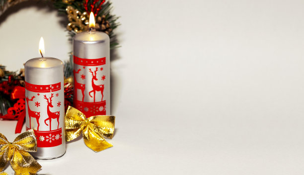 新年作文与蜡烛与马鹿，金色的弓和圣诞花环在灰色的背景，庆祝新年，拷贝空间图片下载
