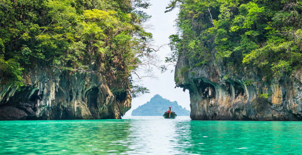 美丽的环礁湖和绿松石水在香港岛惊人的景色。地点:港岛，甲米，泰国，安达曼海。艺术照片。美丽的世界。全景图片下载