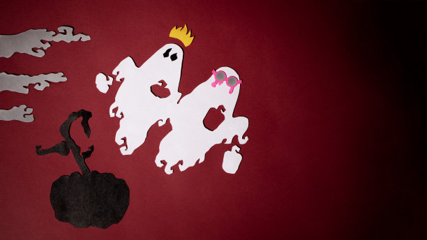 红色背景的雾中，节日的幽灵飞过一个黑色的南瓜图片下载