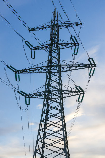 高压桅杆的剪影图片下载