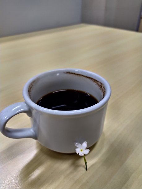 花和黑咖啡图片下载