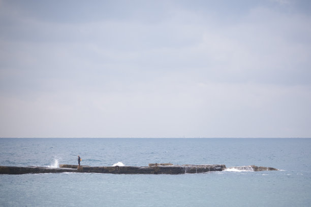 以色列悬崖上的渔夫图片下载