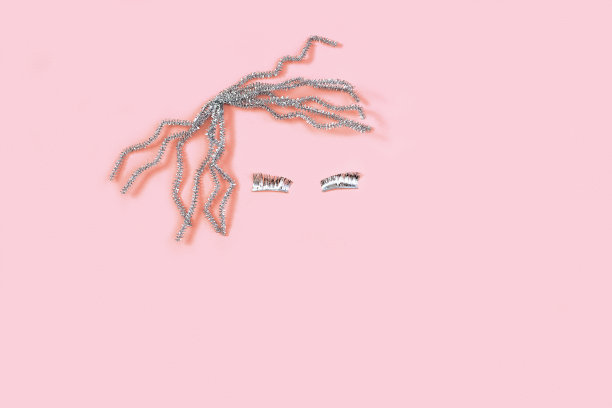 抽象的脸，节日的概念。极简主义的女性肖像。有光泽的头发和长长的睫毛。图片下载