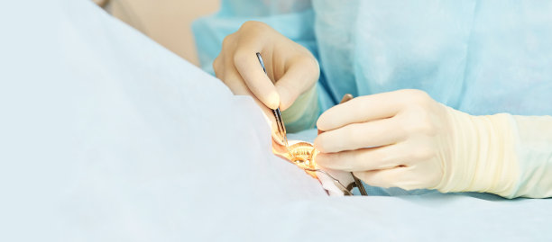 眼科激光显微镜手术。医生诊所。病人的眼睛治疗。近视及白内障摘除图片下载