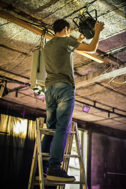 后面的场景。灯光工程师电气工程师调整舞台灯光图片下载