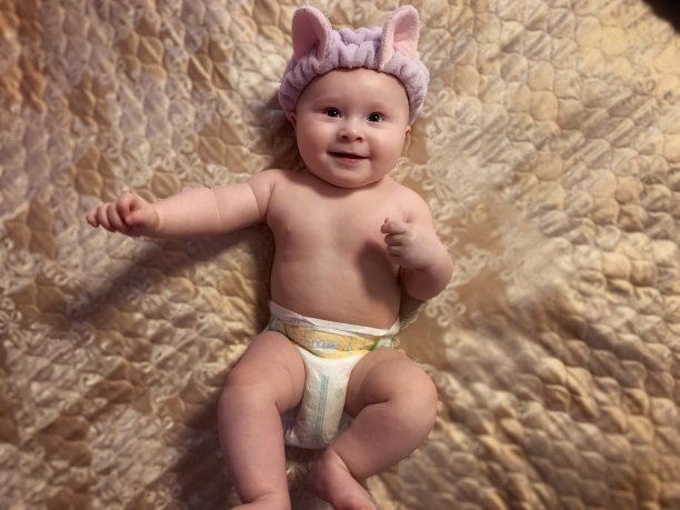 可爱的兔子头带宝宝。图片下载