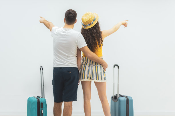 两个准备旅行的人的后面，拿着行李。图片下载