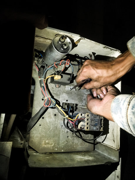 努力工作的人。已经是晚上了，还在工作图片下载