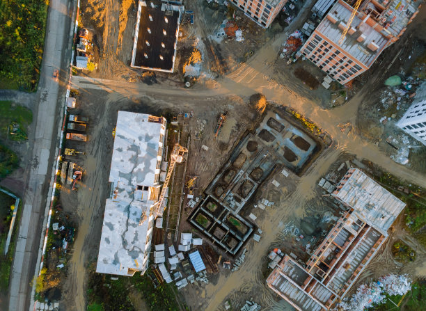 用塔吊建造一座多层建筑，一座新的高层公寓楼图片下载