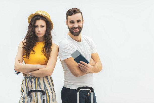 一对夫妇拿着行李箱和文件的照片。图片下载