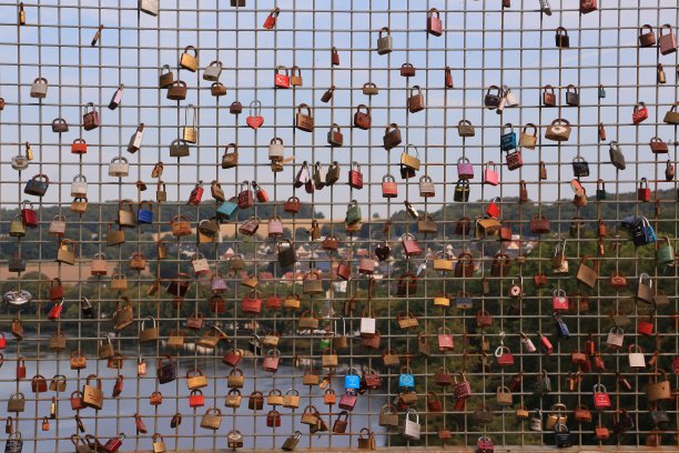 爱锁在湖的堤坝上Möhnesee图片下载