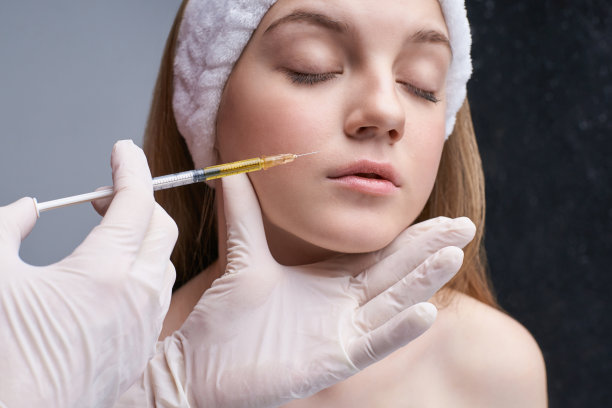 年轻漂亮的女人工作室肖像。美容注射概念图片下载