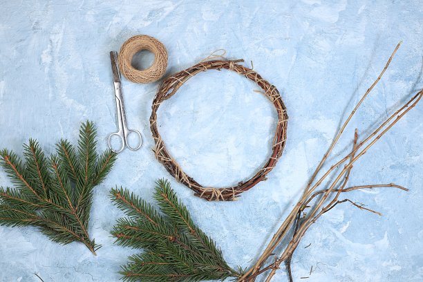 圣诞花环，一步一步的照片制作说明，简单的家庭装饰方法，第一步。准备假期，营造新年气氛图片下载