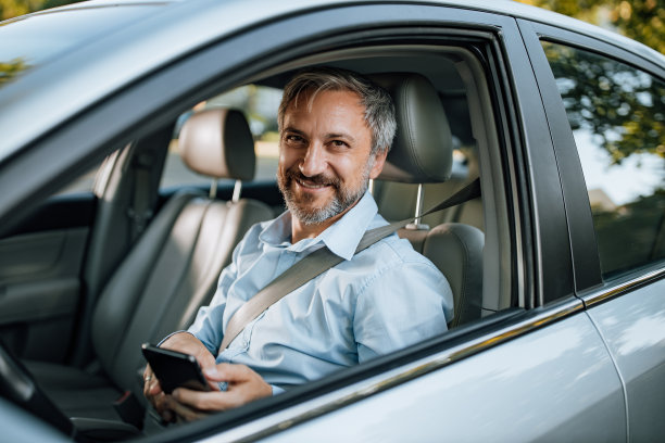 一边对着镜头微笑，一边等待他的妻子。图片下载