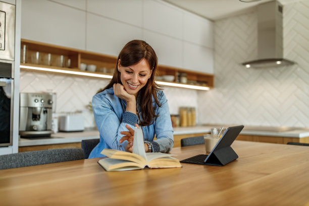 从书中寻找信息。图片下载