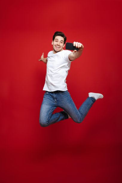 一个兴奋的年轻人的全身像图片下载