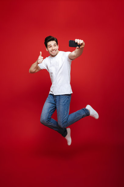 一个微笑的年轻人的全长肖像图片下载